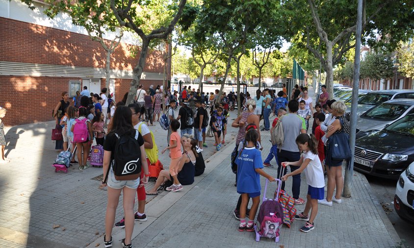 Imatge d'arxiu d'una entrada a l'escola Joan Ardèvol, el setembre de 2018