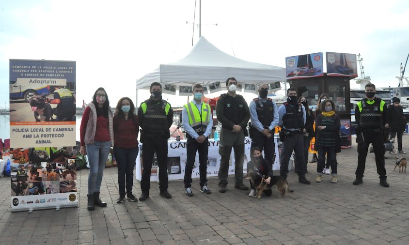 Imatge de grup dels diferents cossos policials i les entitats participants en la campanya d'adopció d'animals