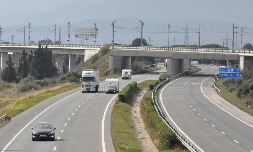 Vehicles circulant per l'Autopista Ap-7