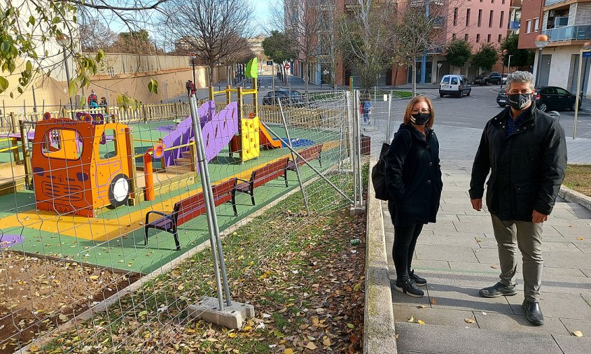 L'alcaldessa Camí Mendoza i el regidor de Serveis Lluís Abella van visitar, ahir, la remodelació del parc infantil de la plaça de Bernardí Martorell