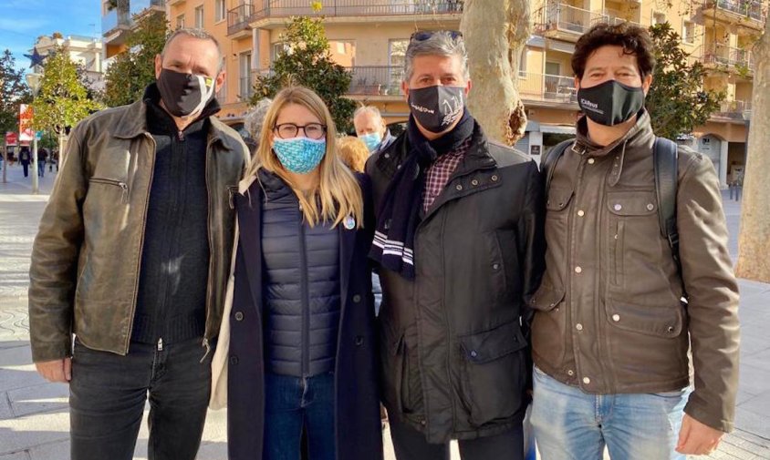 Un moment de la recollida de signatures, ahir al matí a la plaça de Mossèn Joan Batalla. A la imatge, d'esquerra a dreta: Eusebi Campdepadrós,Elsa Artadi, Lluís Abella i Josep M. Riba