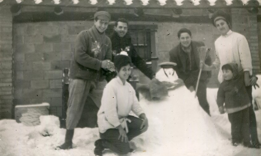 Personal de Cal Trempat al pati del darrera de la botiga, en la nevada de principis del mes de febrer de l'any 1963