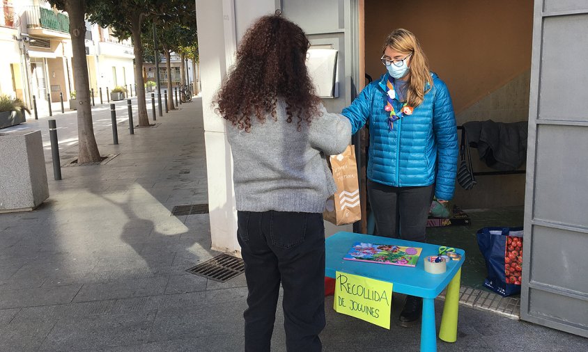 Un moment de la recollida de joguines per part de l'Agrupament Escolta i Guia Gent de Mar