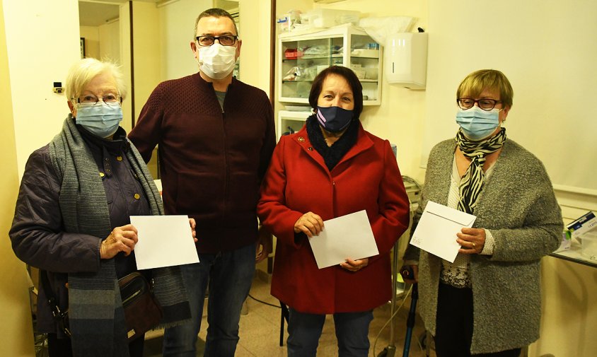 Maria Bertran (Càritas Sant Maria), Salvador Sarrà (Club Rotary Cambrils), Dolors Sabaté (Càritas Sant Pere) i Montserrat Huguet (Fundació Esclerosi Múltiple Mas Sabater), en el lliurament del donatiu