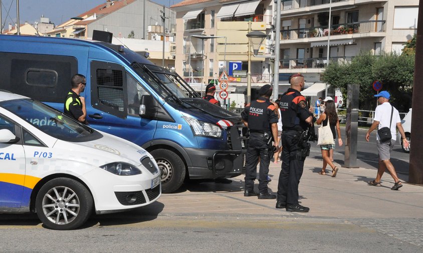 Imatge de la presència policial davant del Club Nàutic, l'endemà al matí dels atemptats a Cambrils