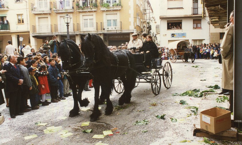 Carruatges de la festa de Sant Antoni de l'any 1997 a la plaça de la Vila, amb les restes de la batalla campal al terra de la plaça