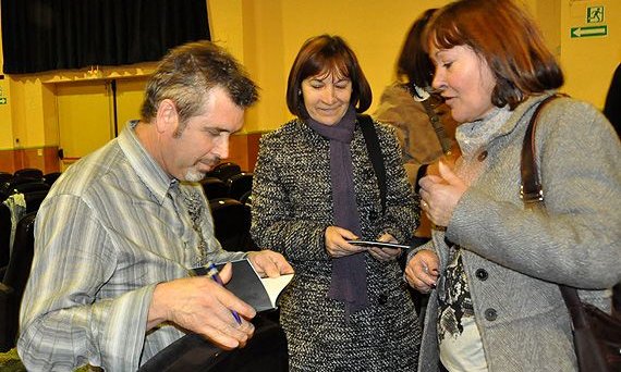 Carlos Rom signant cds el dia de la presentació del seu treball, el passat 12 de desembre