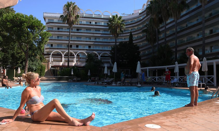 Turistes prenen el sol a la piscina de l'Hotel Golden Port Salou, en una imatge del 13 de setembre del 2020