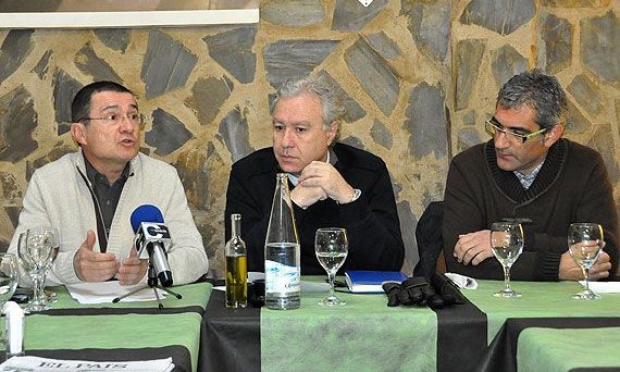 Salvador Matas, d'ICV, Robert Benaiges, del PSC, i Joan Recasens, d'ERC, ahir durant l'esmorzar