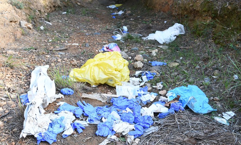 L'abocament de residus sanitaris es troba en una cava que desemboca al barranc de la Mare de Déu del Camí