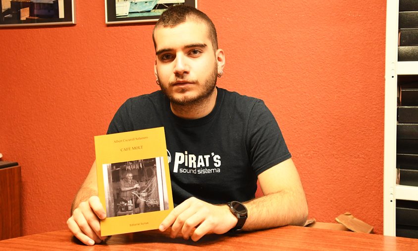 Albert Cucurull amb el seu llibre, a la seu de Revista Cambrils