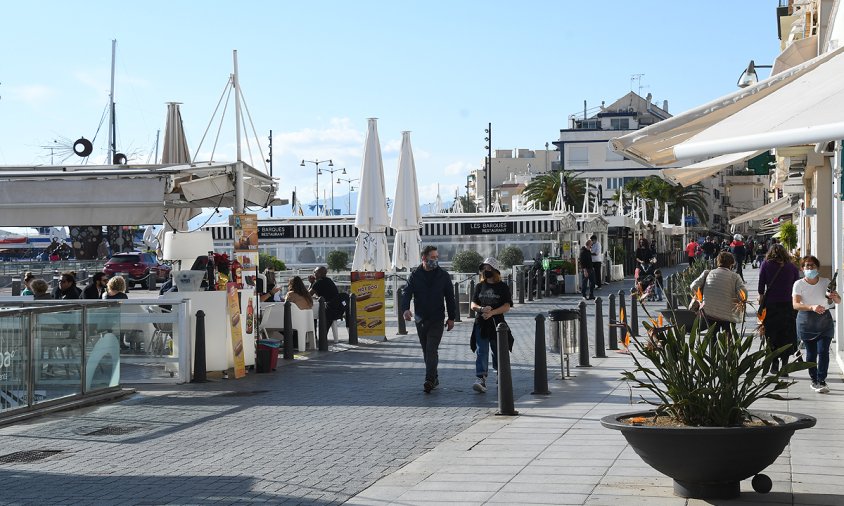 Imatge d'arxiu de gent passejant per la façana marítima