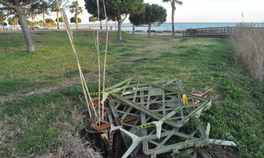 Aspecte del forat que hi ha a la zona verda de l'Ardiaca, a tocar de la cava que du el mateix nom, tapat amb tanques