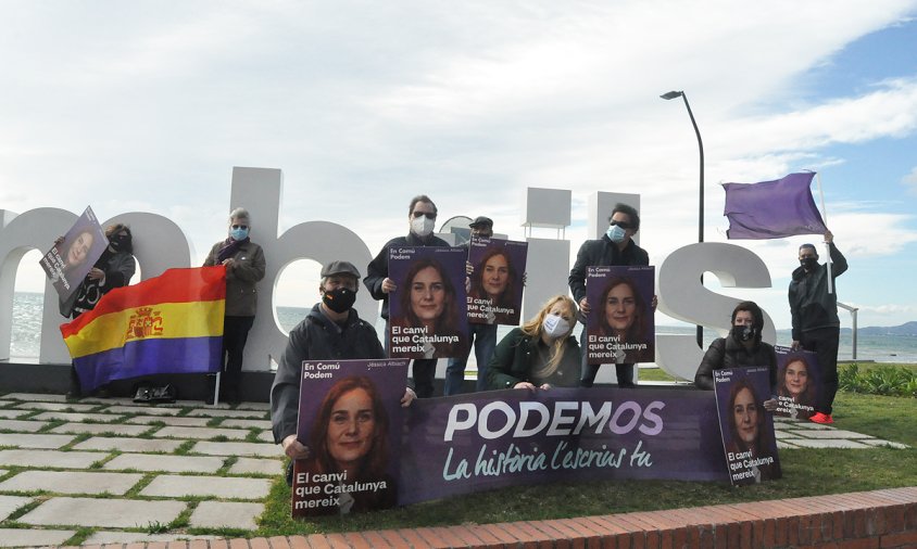 Membres de Podem Cambrils, ahir al migdia, al passeig de les Palmeres