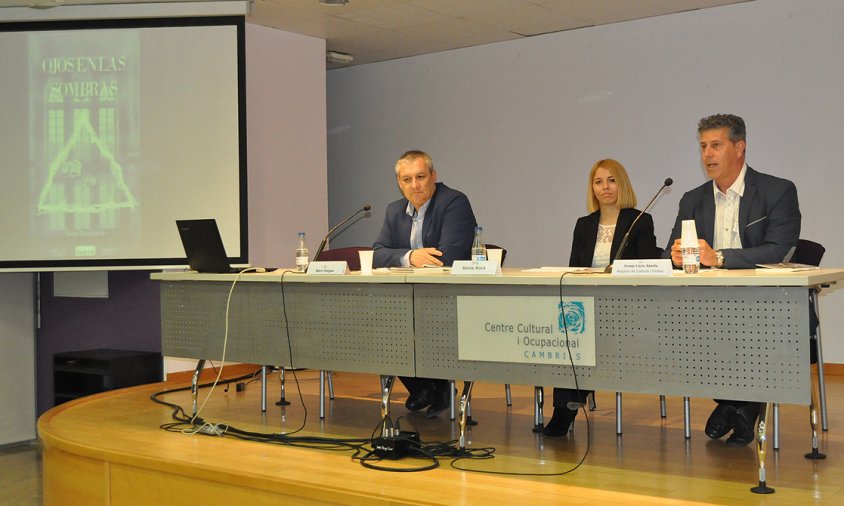 Presentació del llibre "Ojos en las sombras", el passat divendres al vespre. D'esquerra a dreta: Marc Fargas, Sònia Roca i Lluís Abella