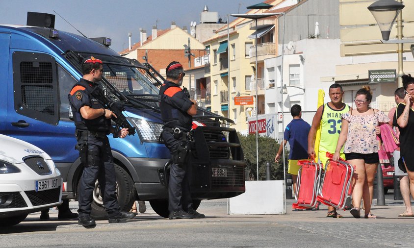 Agents dels Mossos a la zona de l'atemptat a Cambrils, el matí del 18 d'agost de 2017, unes hores després de l'atemptat