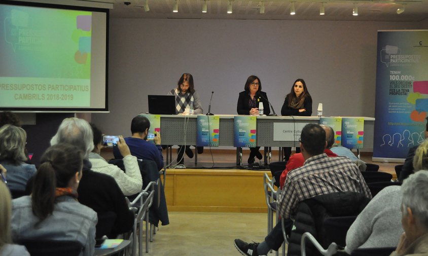 Presentació dels pressupostos participatius 2018-2019, ahir al Centre Cultural. D'esquerra a dreta: Daniel Tarragó, Camí Mendoza i Ana López