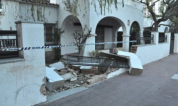 La paret del habitatge on es va estavellar el vehicle va quedar destrossada