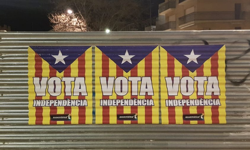 Cartells de l'ANC enganxats en tanques d'obres