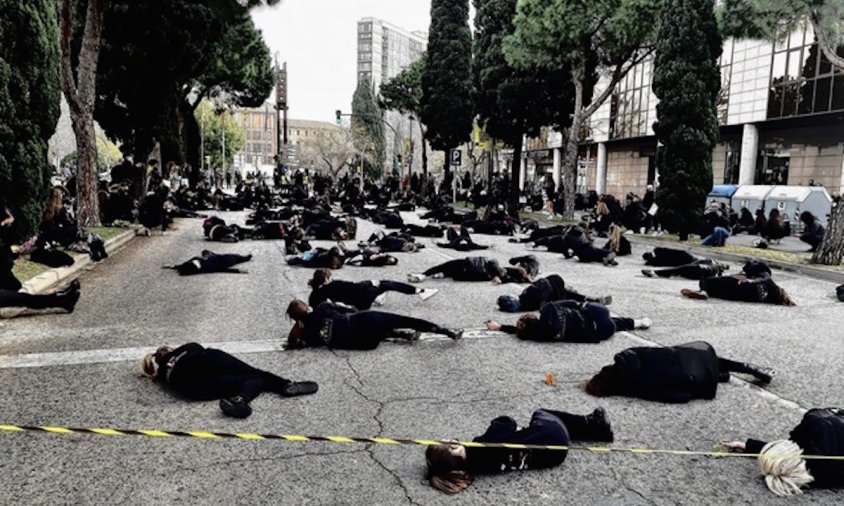 Participants a la manifestació de Tarragona del passat dissabte representant la mort dels centres de dansa privats de Catalunya