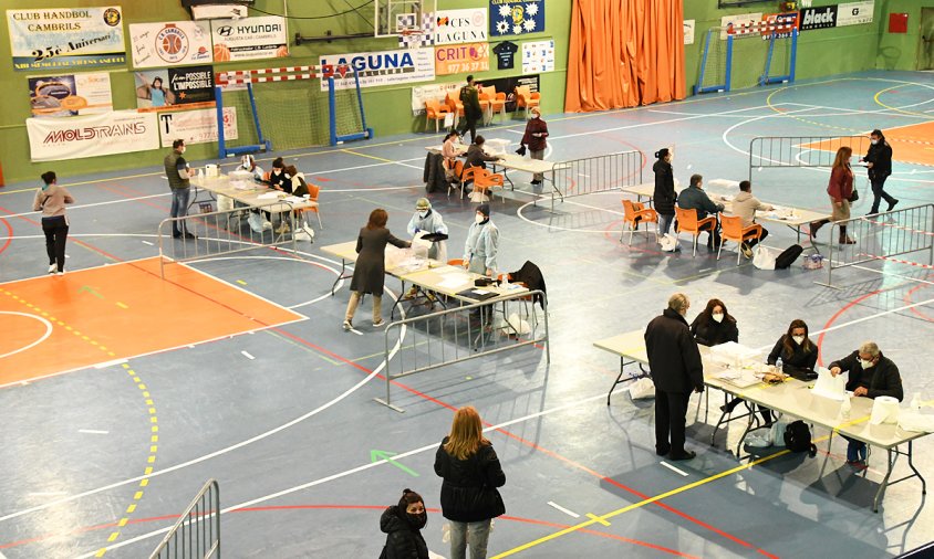 Les cinc meses electorals instal·lades a un dels pavellons esportius municipals, aquest matí