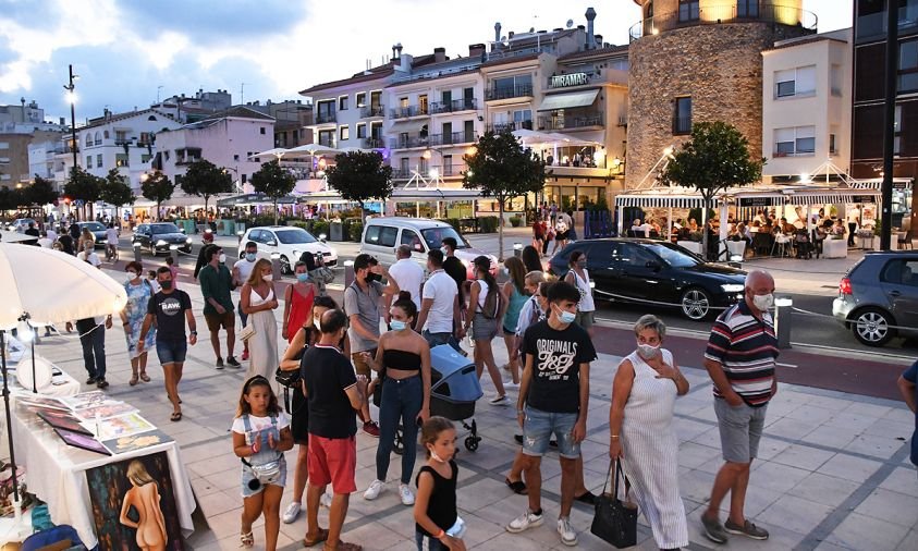 Imatge de gent passejant pel port, el passat mes d'agost