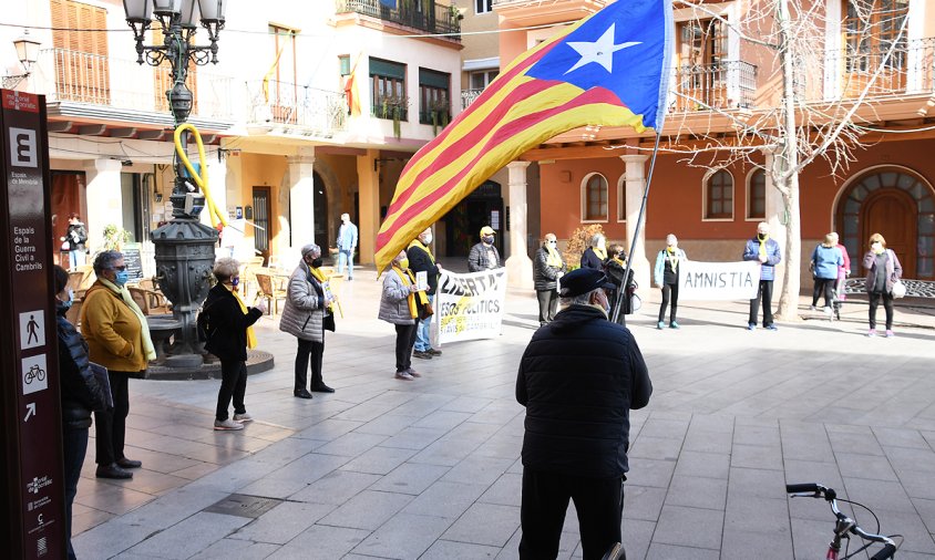 Els Avis i Àvies, ahir, a la plaça de la Vila