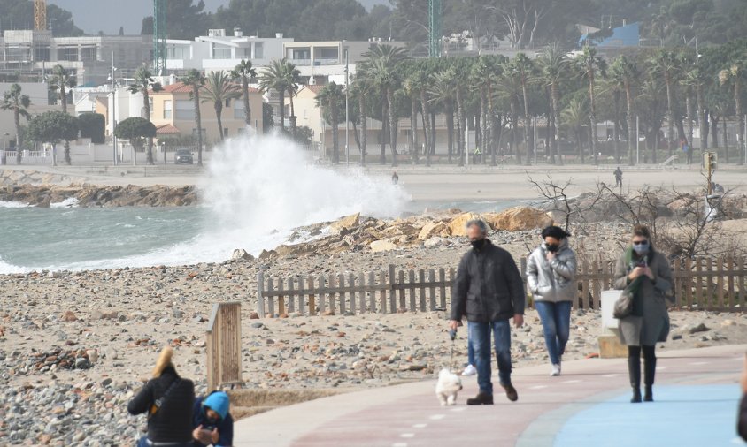 Cop de mar impactant al litoral cambrilenc, ahir al matí