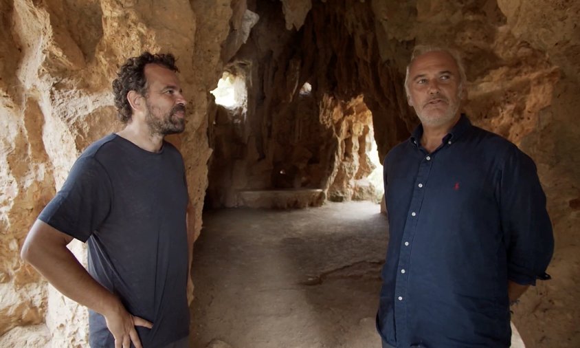 El presentador del programa amb Francisco Javier Castillo en una de les coves del parc