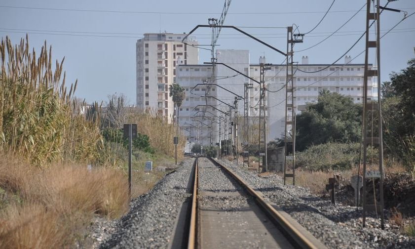 Imatge de la via del tren en desús a la zona del camí del Corralet, al terme municipal cambrilenc