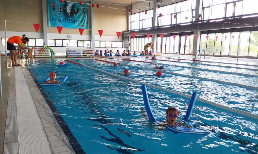 Imatge d'arxiu de l'activitat de natació a la Piscina Municipal