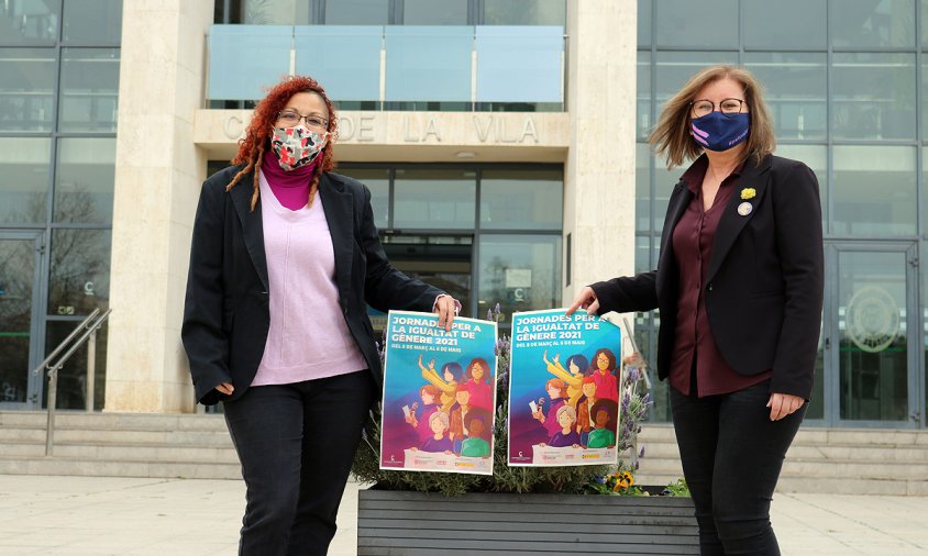 La regidora de Benestar Social, Hèléne Arcelin, i l'alcaldessa, Camí Mendoza, mostrant el cartell de les Jornades per la Igualtat de Gènere