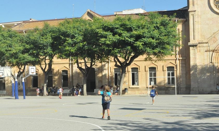 Imatge d'arxiu d'alumnes del col·legi Cardenal Vidal i Barraquer, entrant a l'edifici de La Salle