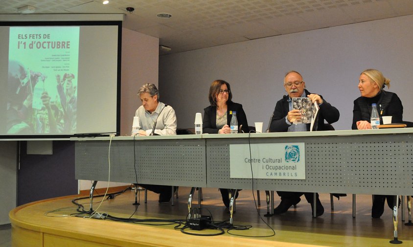 Albert Oller, Camí Mendoza, Josep-Lluís Carod-Rovira i Carme Vidal Huguet, ahir, a la presentació del llibre "Els fets de l'1 d'octubre"