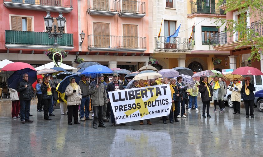 Els Avis i Àvies, ahir, a la plaça de la Vila