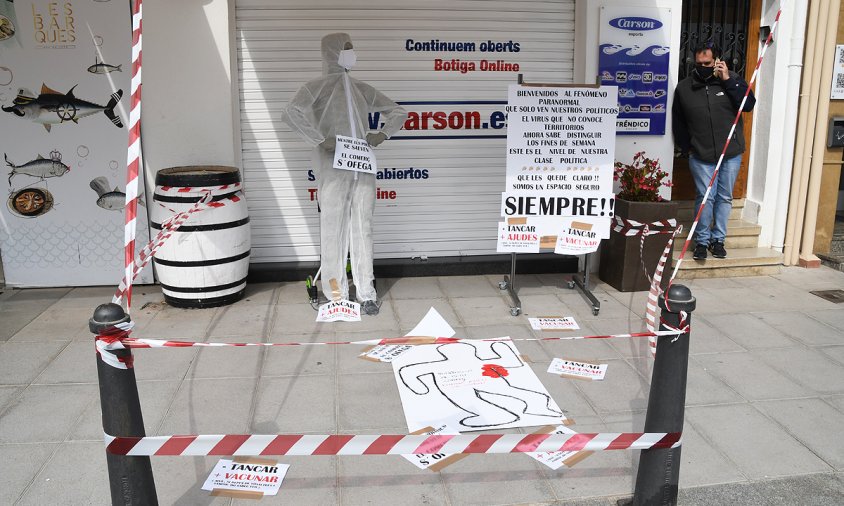 Més d'una vintena d'establiments de la Xarxa del Port van escenificar la seva protesta, ahir, per no poder obrir els caps de setmana