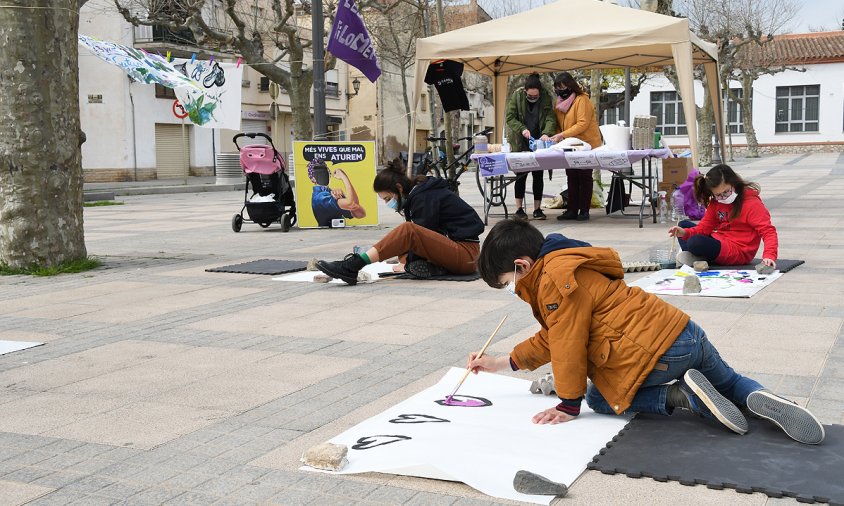 Un moment del taller de pintura mural, aquest passat dissabte al passeig d'Albert