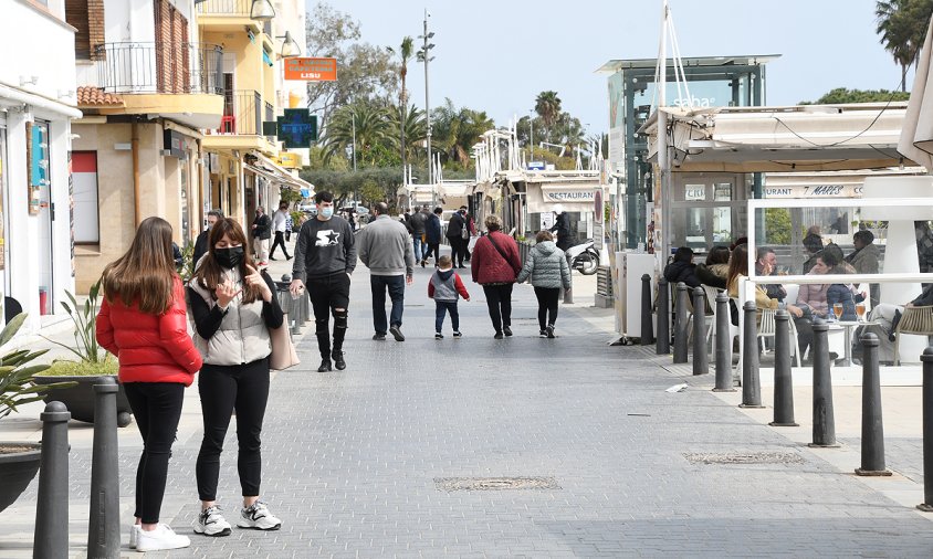 Imatge de gent passejant per la façana marítima del port el passat cap de setmana