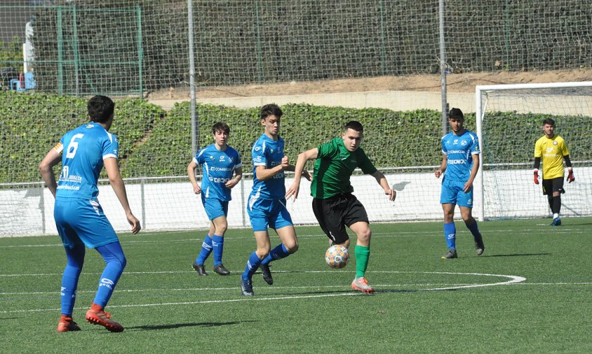 Un moment del partit entre l'equip juvenil del Cambrils Unió i el Terlenka Barcelonista, el passat dissabte al migdia