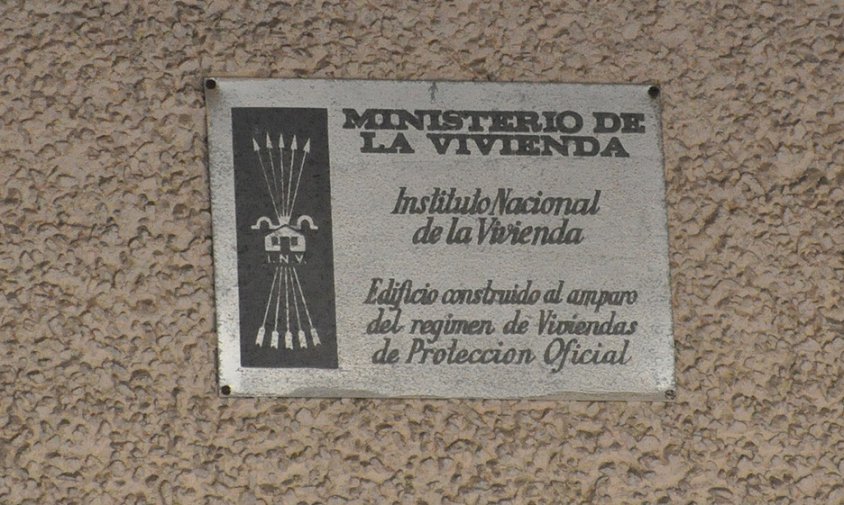 Placa d'un edifici del carrer de Santa Joaquima de Vedruna que s'ha retirat recentment