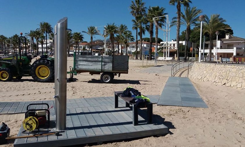 Imatges dels treballs de condicionament a les platges cambrilenques