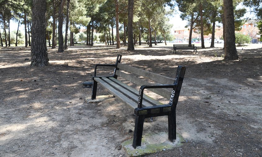 Banc que li falta un travesser, a la zona verda de Mas Clariana