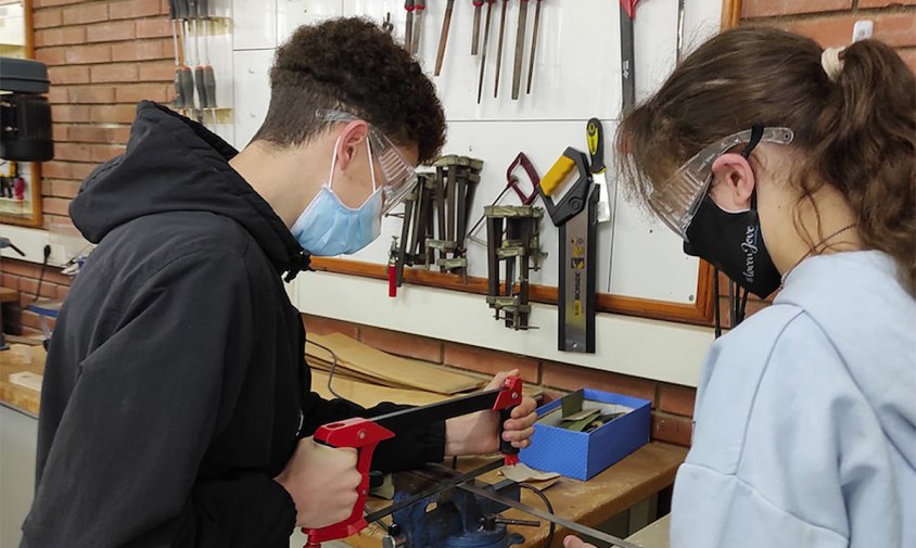 Alumnes del centre treballant en el seu projecte