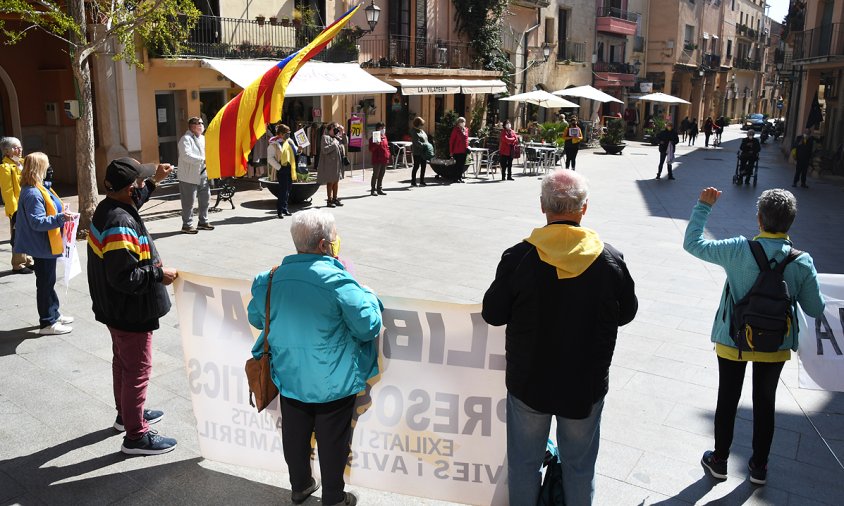 Els Avis i Àvies, ahir, a la plaça de la Vila