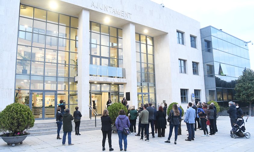 La primera part de l'acte d'inauguració de l'exposició es va fer a l'exterior de l'edifici consistorial