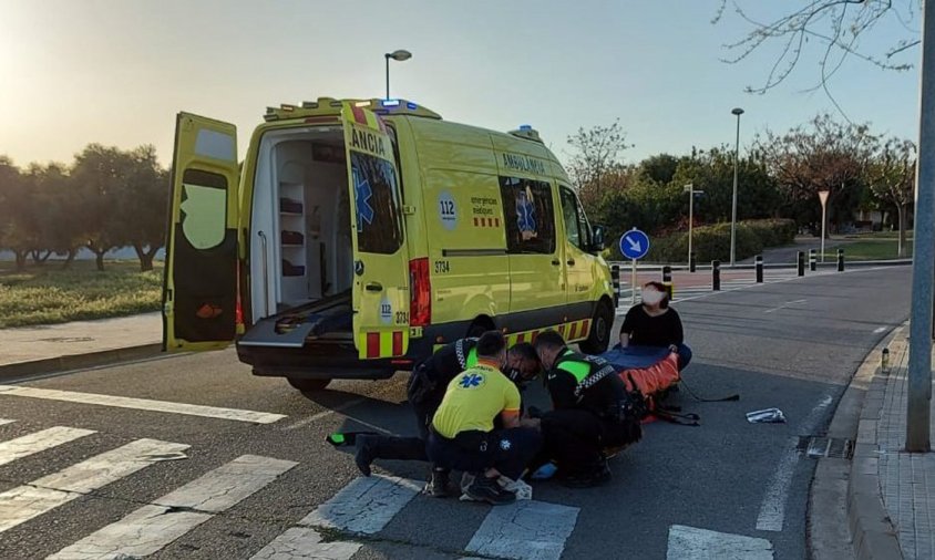 Els serveis sanitaris i agents de la Policia Local atenent al ciclista ferit en l'accident