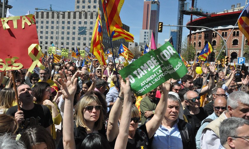 Detall de la manifestació d'ahir al migdia a Barcelona, sortint de la plaça d'Espanya en direcció a l'avinguda del Paral·lel