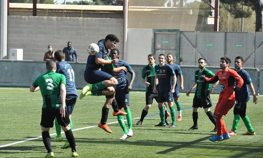 Un moment del partit entre el Marina Cambrils i el Racing Bonavista disputat el passat diumenge al migdia