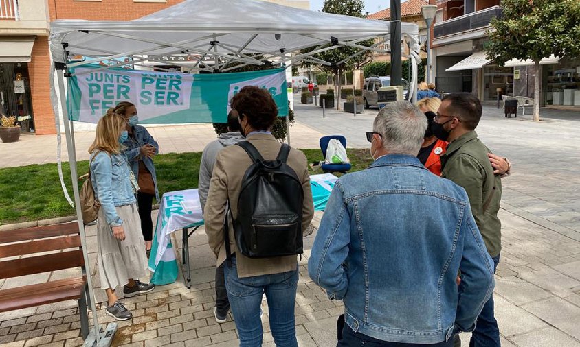 Recollida de signatures, ahir al matí, a la plaça de Mossèn Joan Batalla