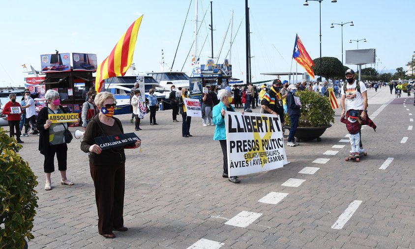 Els Avis i Àvies, ahir, a la concentració del port